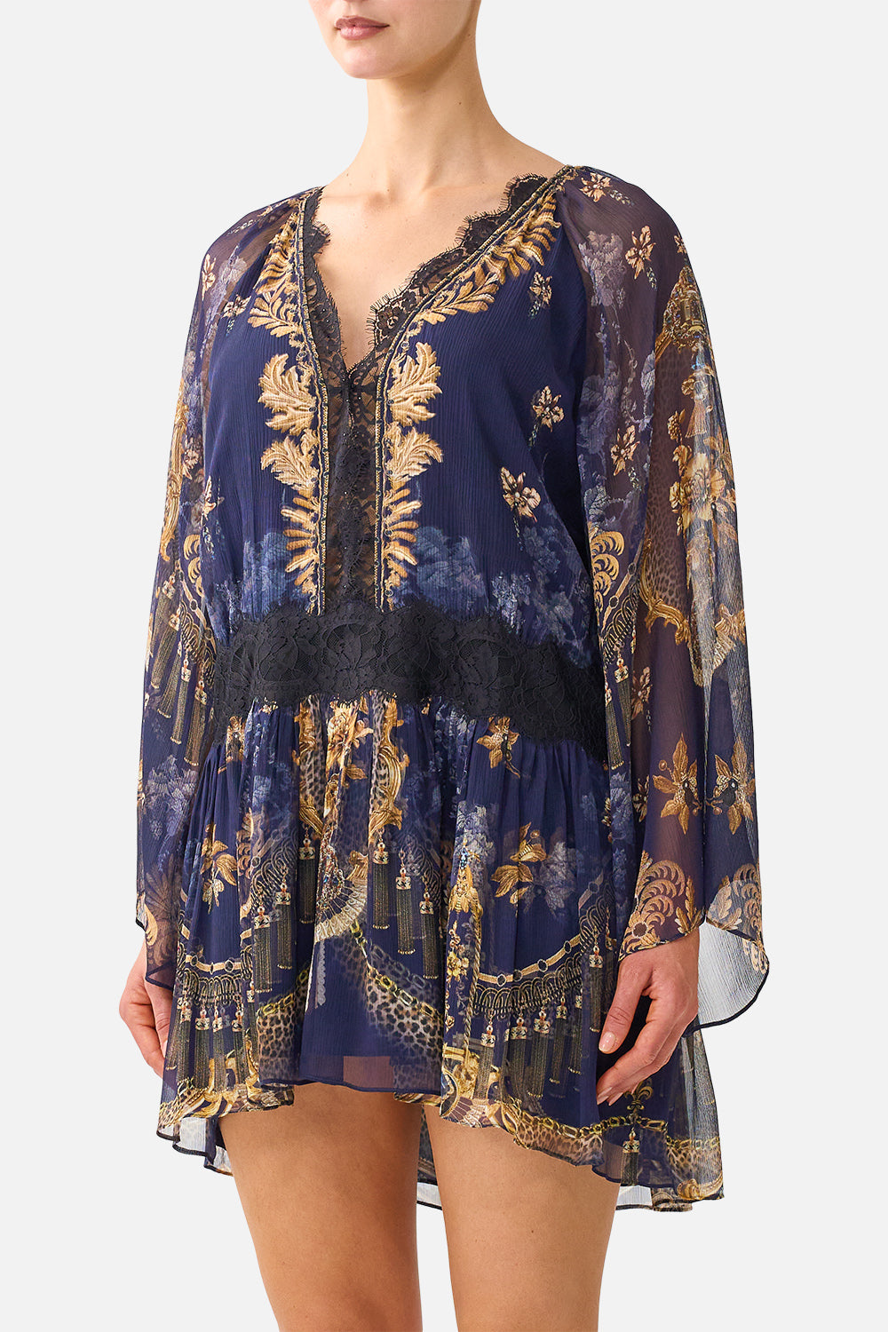 VESTIDO CORTO HOLGADO CON CINTURA CAÍDA CUBIERTO CON MOTIVOS BARROCOS