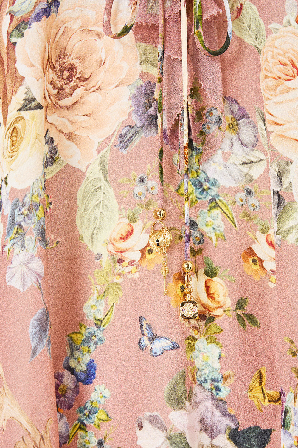 BLUSA CON CORDONES Y ESCOTE EN V CON CASCADA DE VOLANTES "CÁMARA DE FLORES"