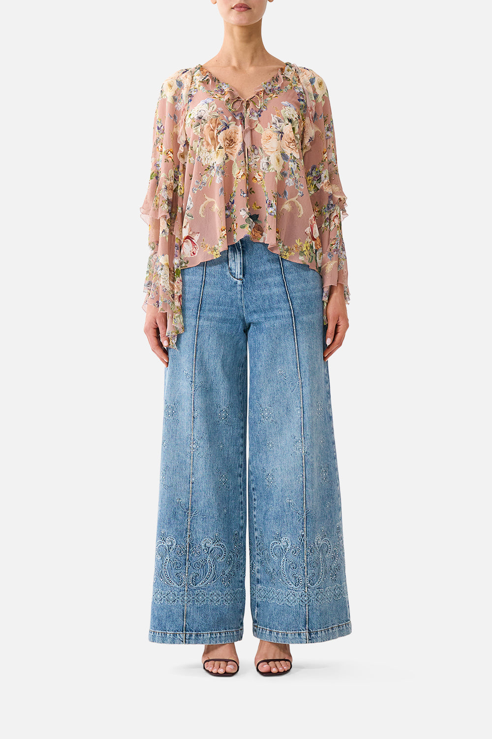 BLUSA CON CORDONES Y ESCOTE EN V CON CASCADA DE VOLANTES "CÁMARA DE FLORES"
