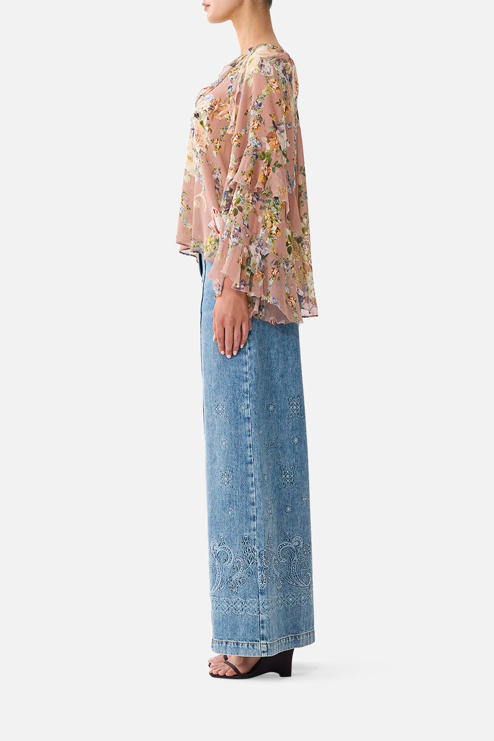 BLUSA CON CORDONES Y ESCOTE EN V CON CASCADA DE VOLANTES "CÁMARA DE FLORES"