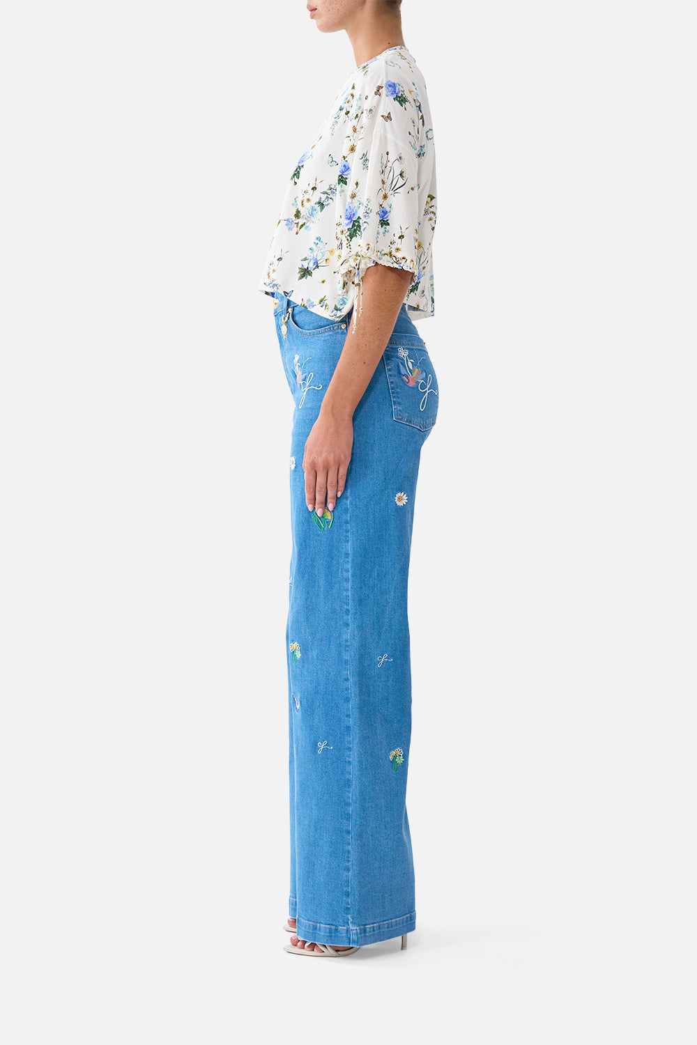 The CAMILLA BOXY CROP TEE DANDELION SKIES