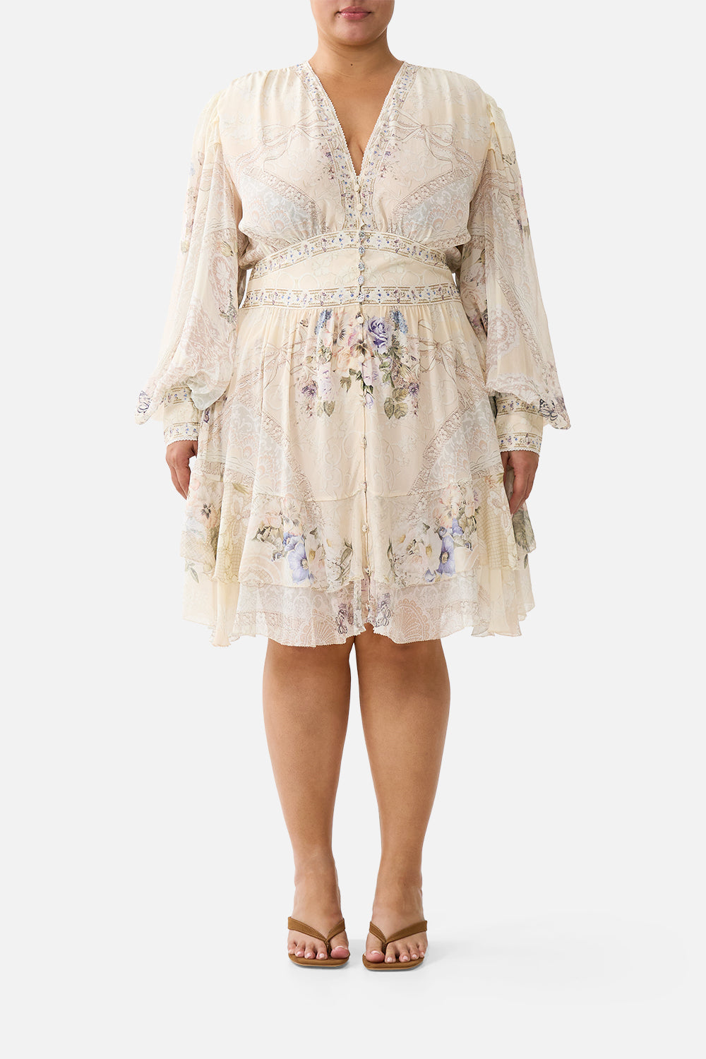 VESTIDO ABOTONADO CON VOLANTES Y CORDONES