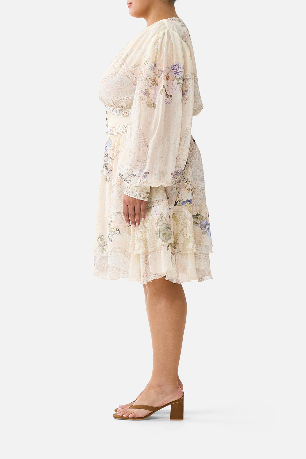 VESTIDO ABOTONADO CON VOLANTES Y CORDONES