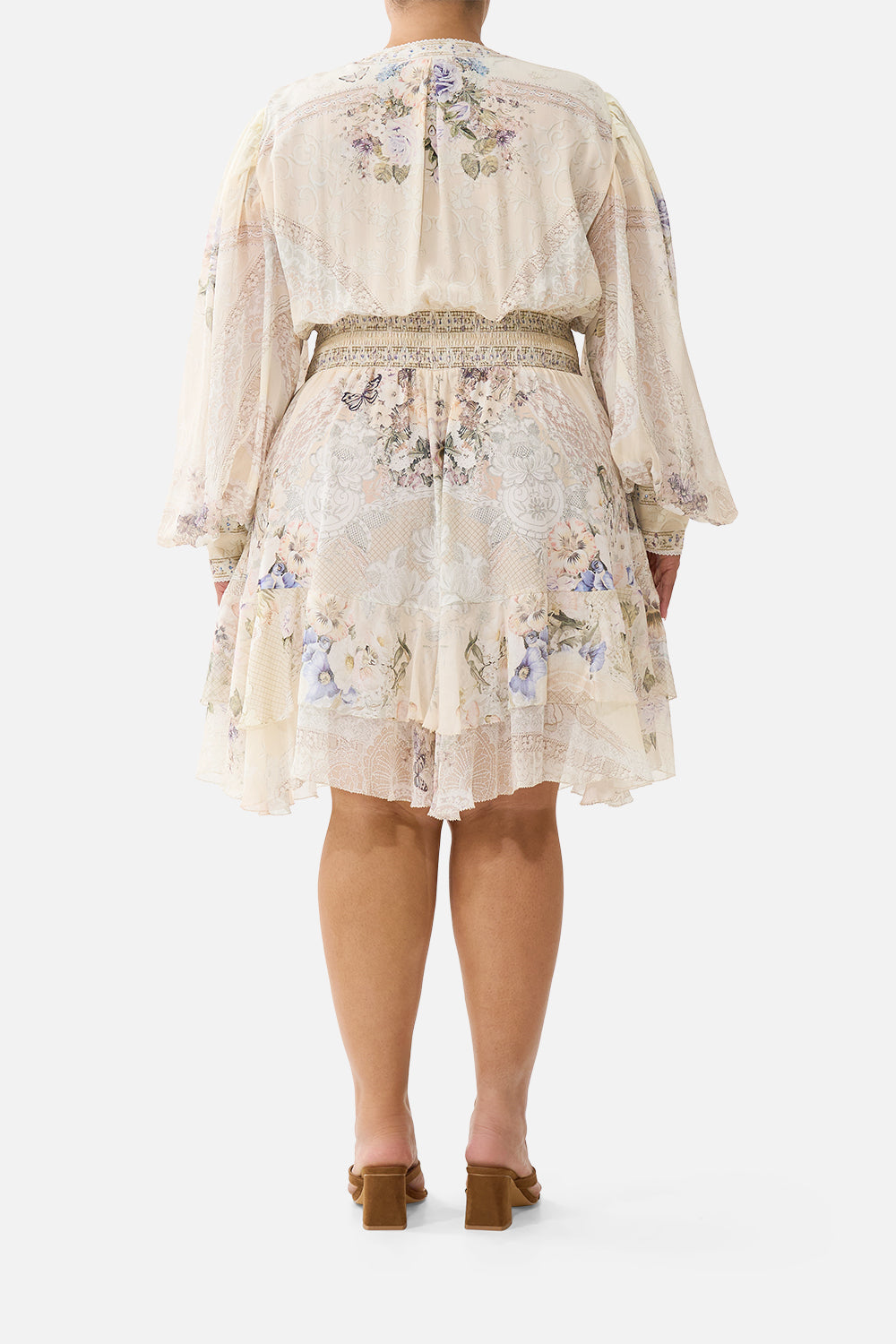 VESTIDO ABOTONADO CON VOLANTES Y CORDONES