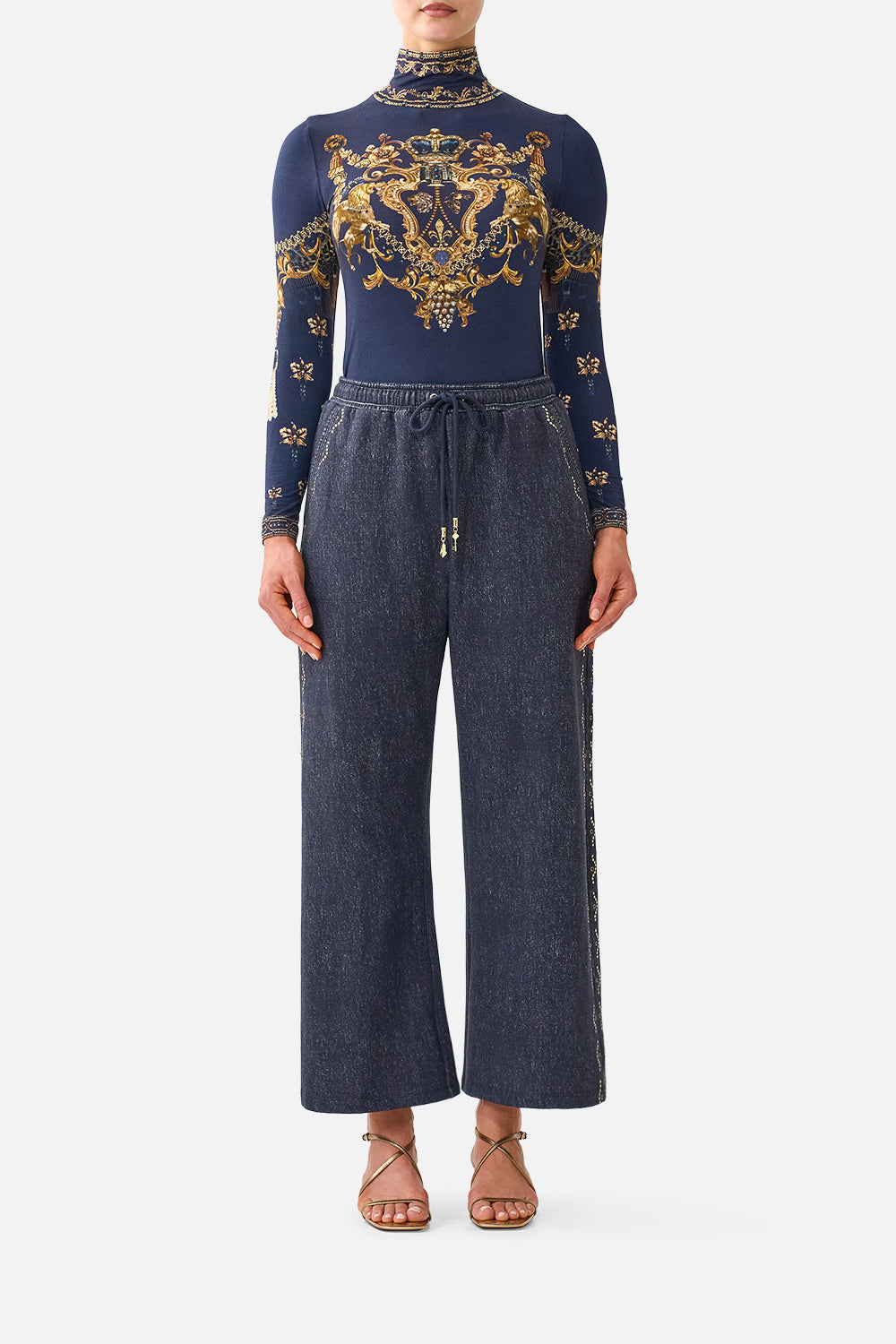 PANTALÓN DE PISTA DE PIERNA RECTA DECORADO CON MOTIVOS BARROCOS
