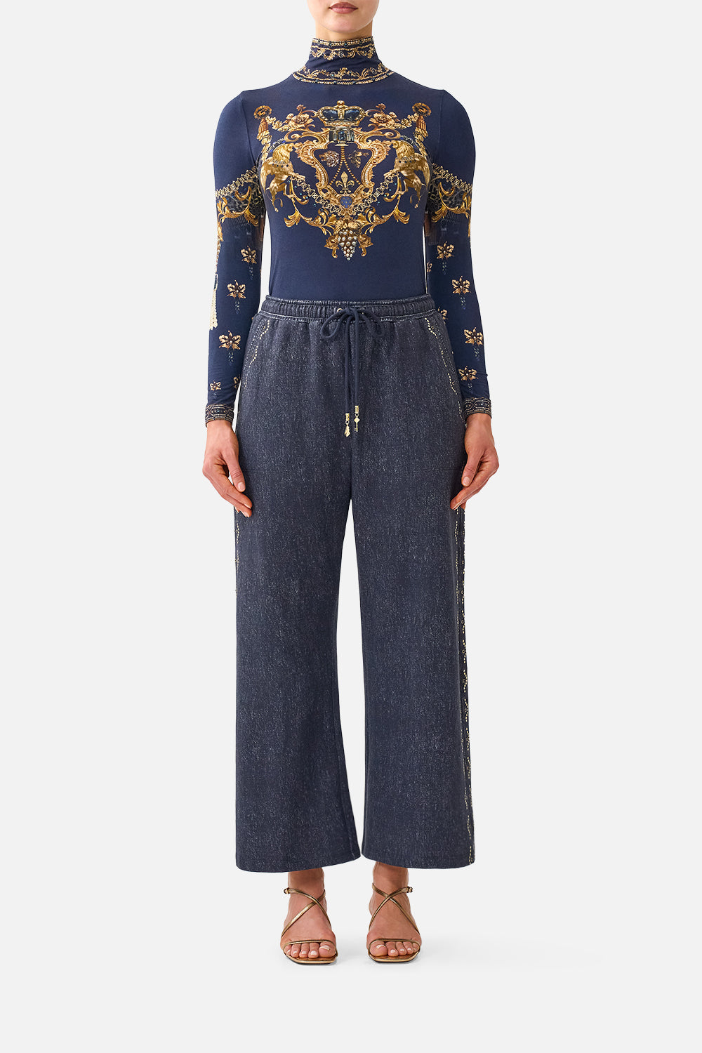 PANTALÓN DE PISTA DE PIERNA RECTA DECORADO CON MOTIVOS BARROCOS