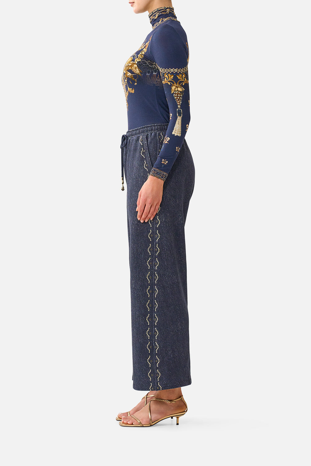 PANTALÓN DE PISTA DE PIERNA RECTA DECORADO CON MOTIVOS BARROCOS