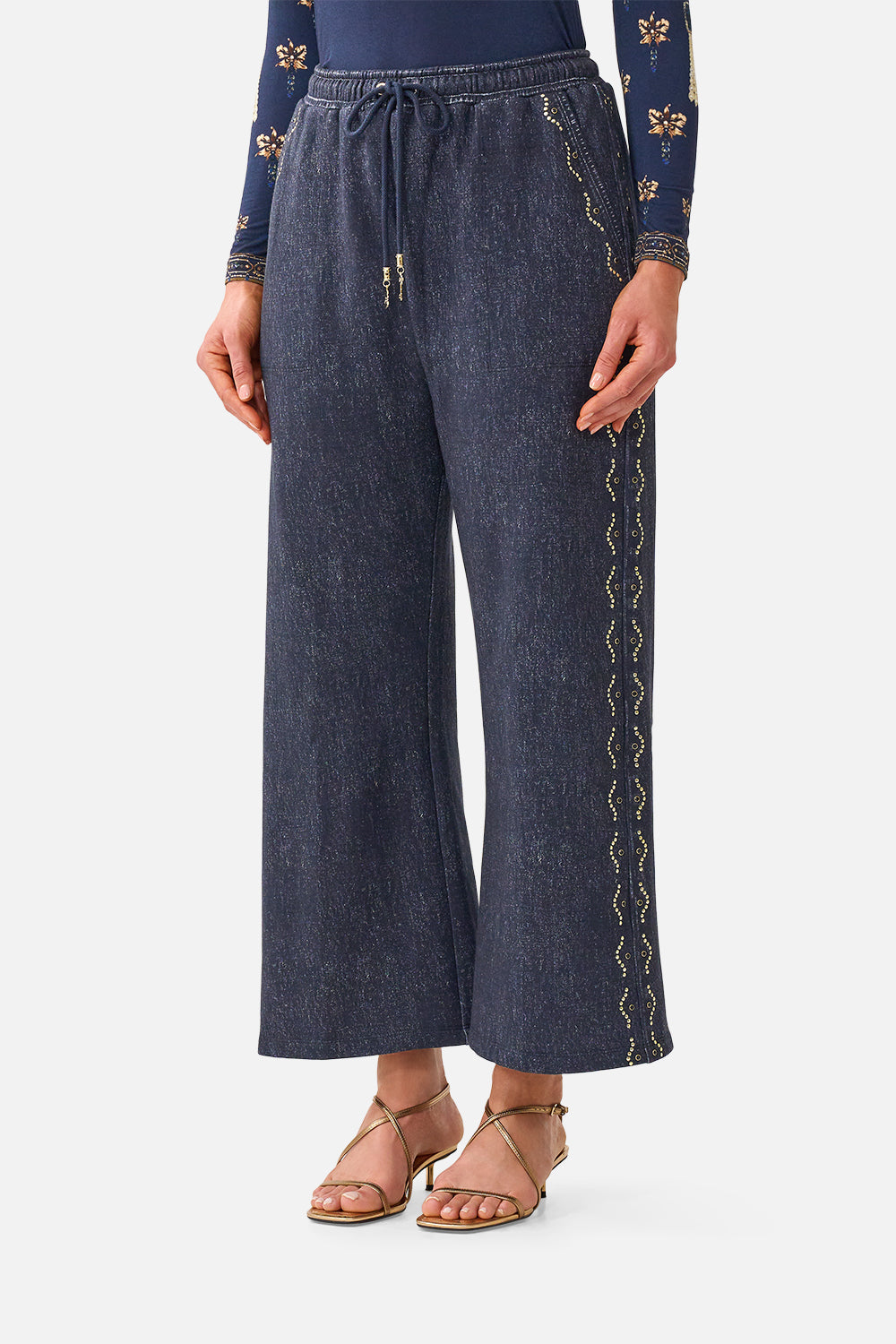 PANTALÓN DE PISTA DE PIERNA RECTA DECORADO CON MOTIVOS BARROCOS