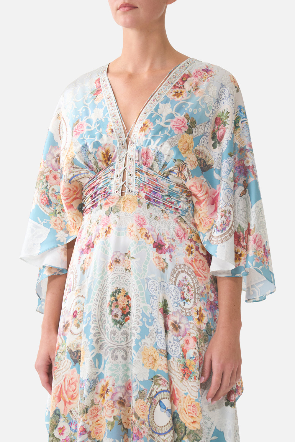 VESTIDO LARGO CON ESCOTE EN V Y DETALLE DE CORDONES UN TOQUE DE ENCAJE