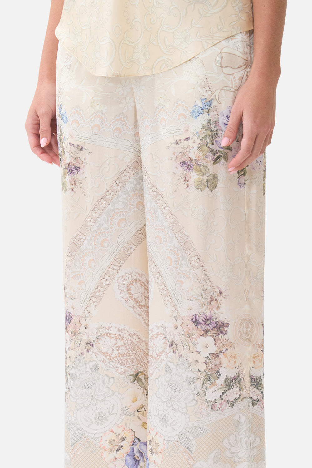 PANTALÓN MINIMALISTA DE PIERNA ANCHA CON CORDONES DE AMOR