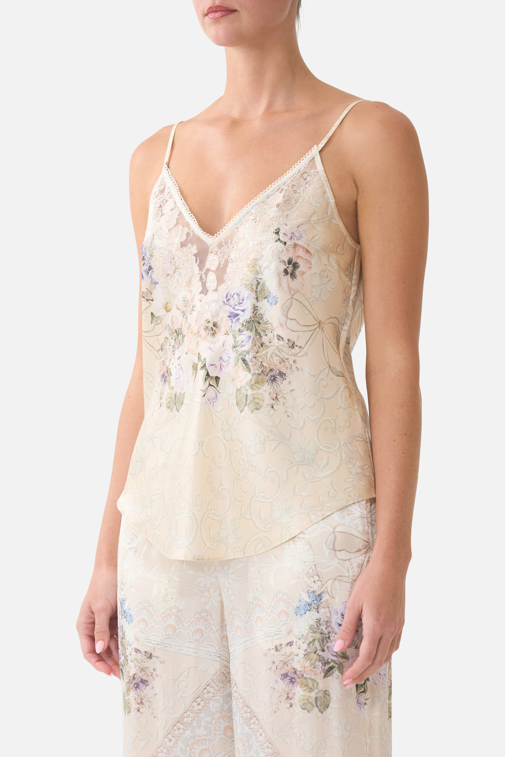 CAMISETA DE BIES CON ESCOTE EN V Y ENCAJE DE AMOR