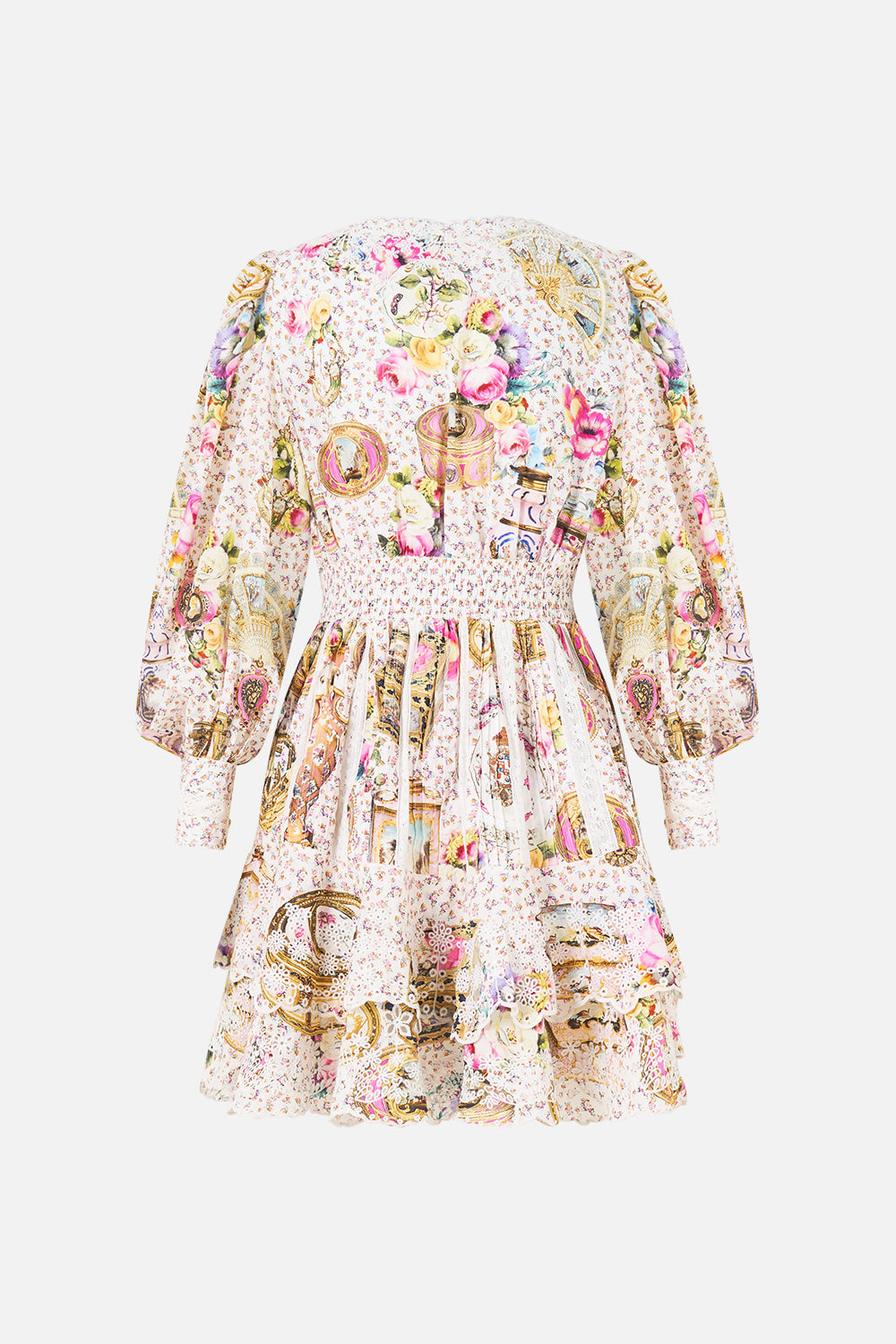VESTIDO CON VOLANTES ABOTONADO EN EL CORAZÓN DEL ARTE