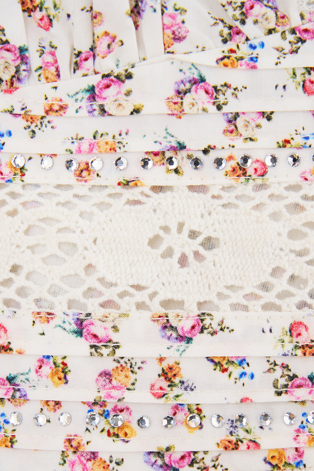 VESTIDO CON VOLANTES ABOTONADO EN EL CORAZÓN DEL ARTE