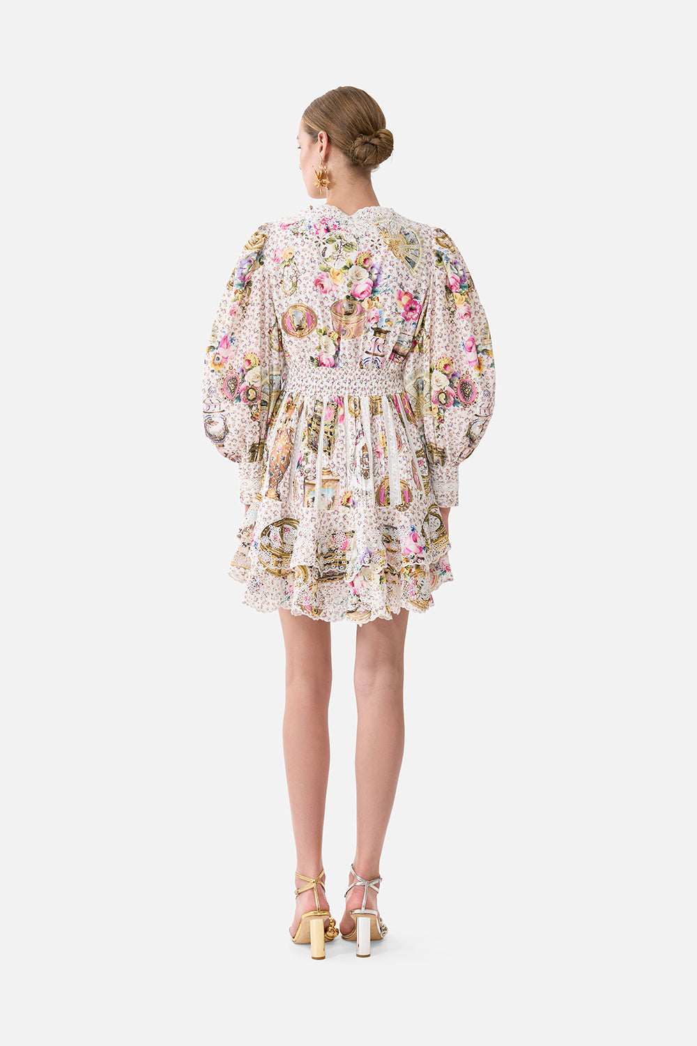 VESTIDO CON VOLANTES ABOTONADO EN EL CORAZÓN DEL ARTE