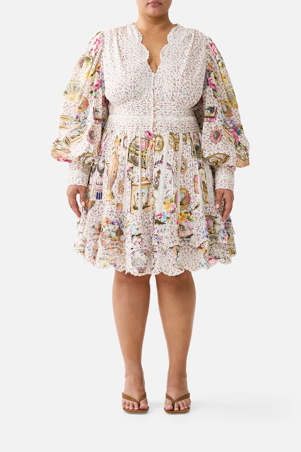 VESTIDO CON VOLANTES ABOTONADO EN EL CORAZÓN DEL ARTE