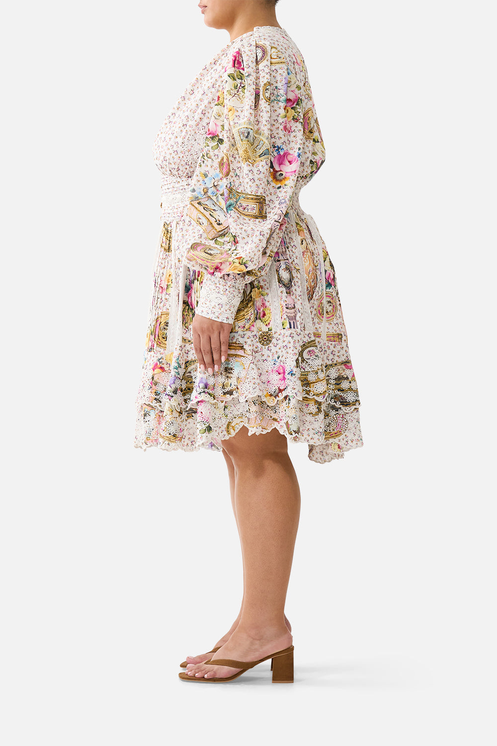 VESTIDO CON VOLANTES ABOTONADO EN EL CORAZÓN DEL ARTE