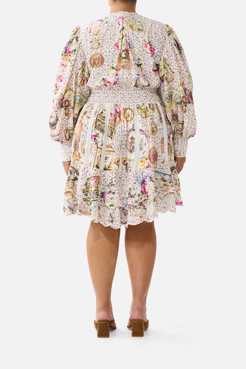 VESTIDO CON VOLANTES ABOTONADO EN EL CORAZÓN DEL ARTE