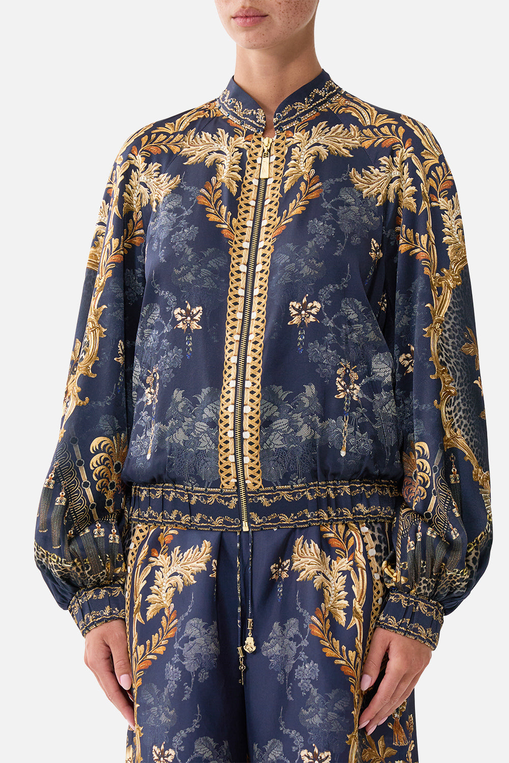 CAZADORA BOMBER CON PUÑO FRUNCIDO CUBIERTA DE BARROCO