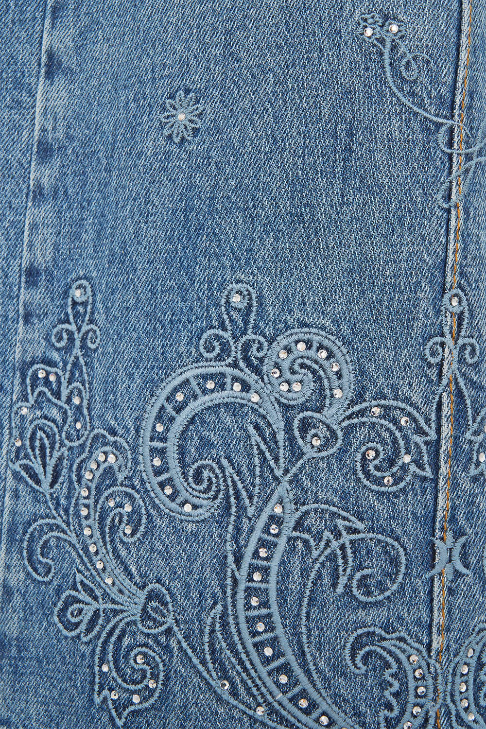 PANTALÓN VAQUERO DE PERNERA ANCHA CON CINTURÓN