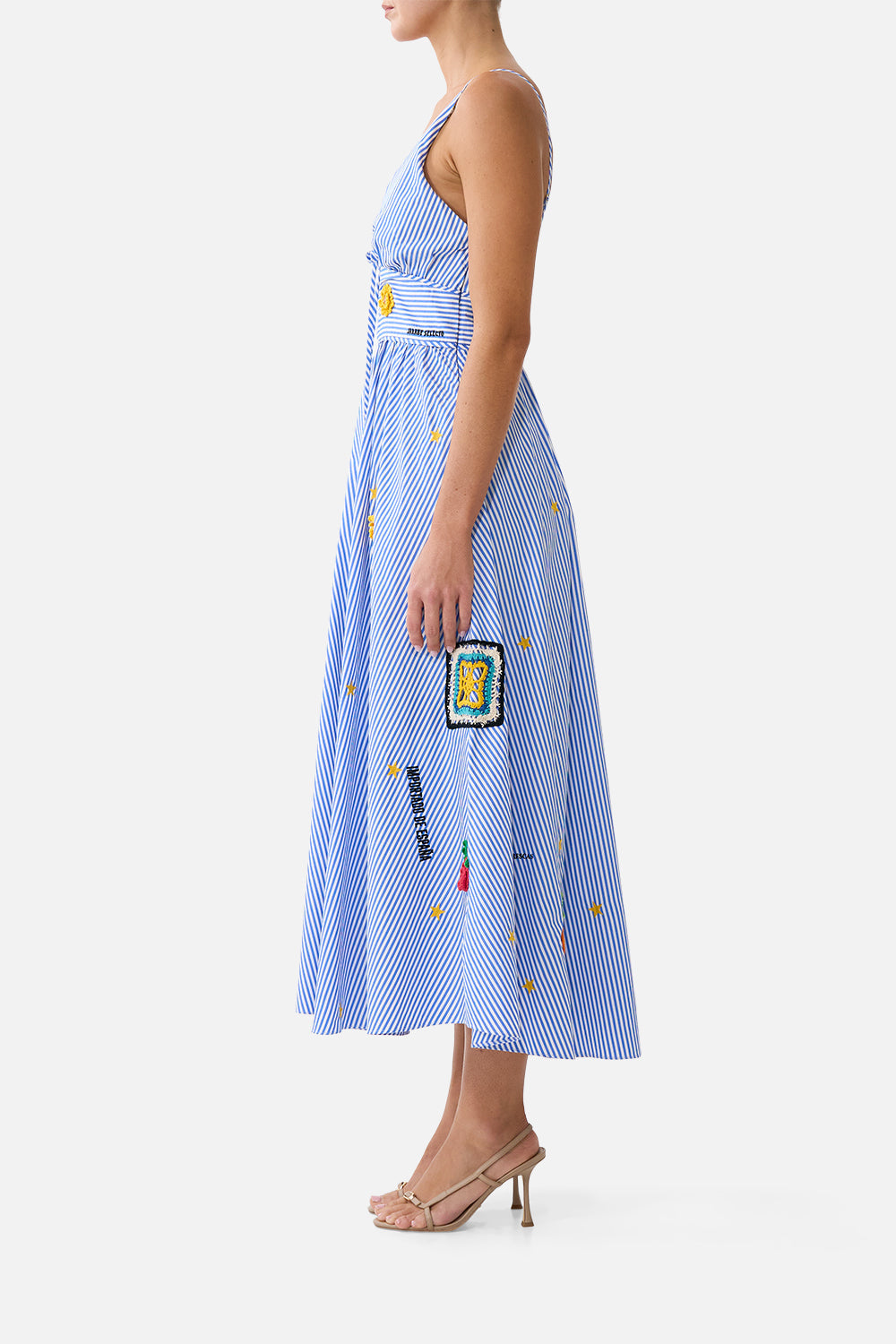 VESTIDO CON CINTURILLA Y DETALLE DE LAZO LA MAGIA DEL MERCADO