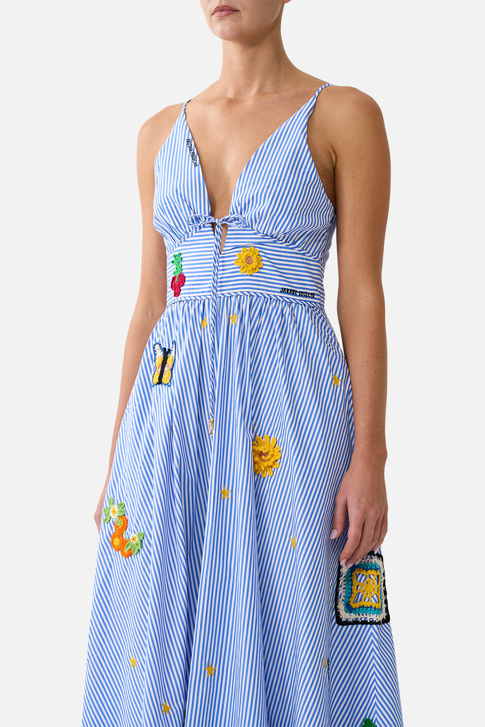 VESTIDO CON CINTURILLA Y DETALLE DE LAZO LA MAGIA DEL MERCADO