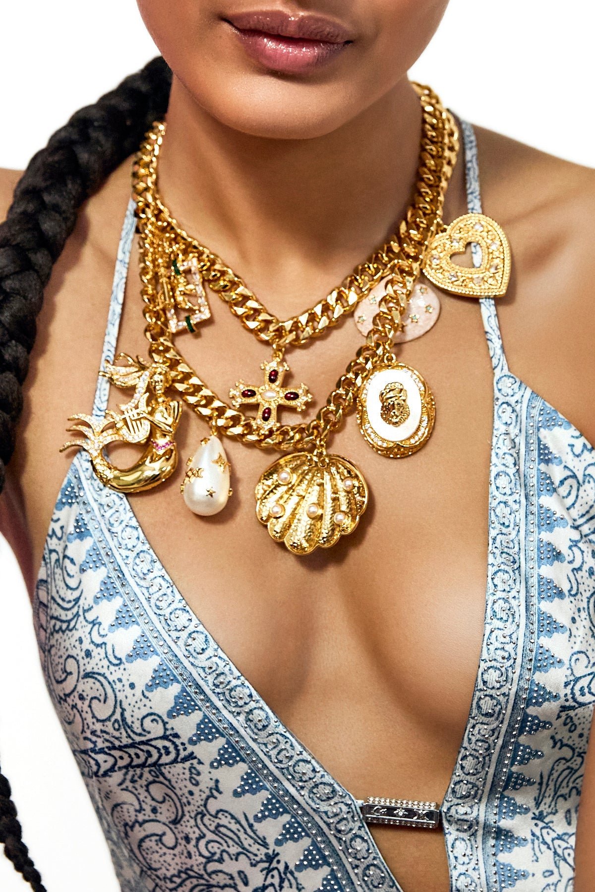 QUEEN OF CHARMS STATEMENT NECKLACE GOLD