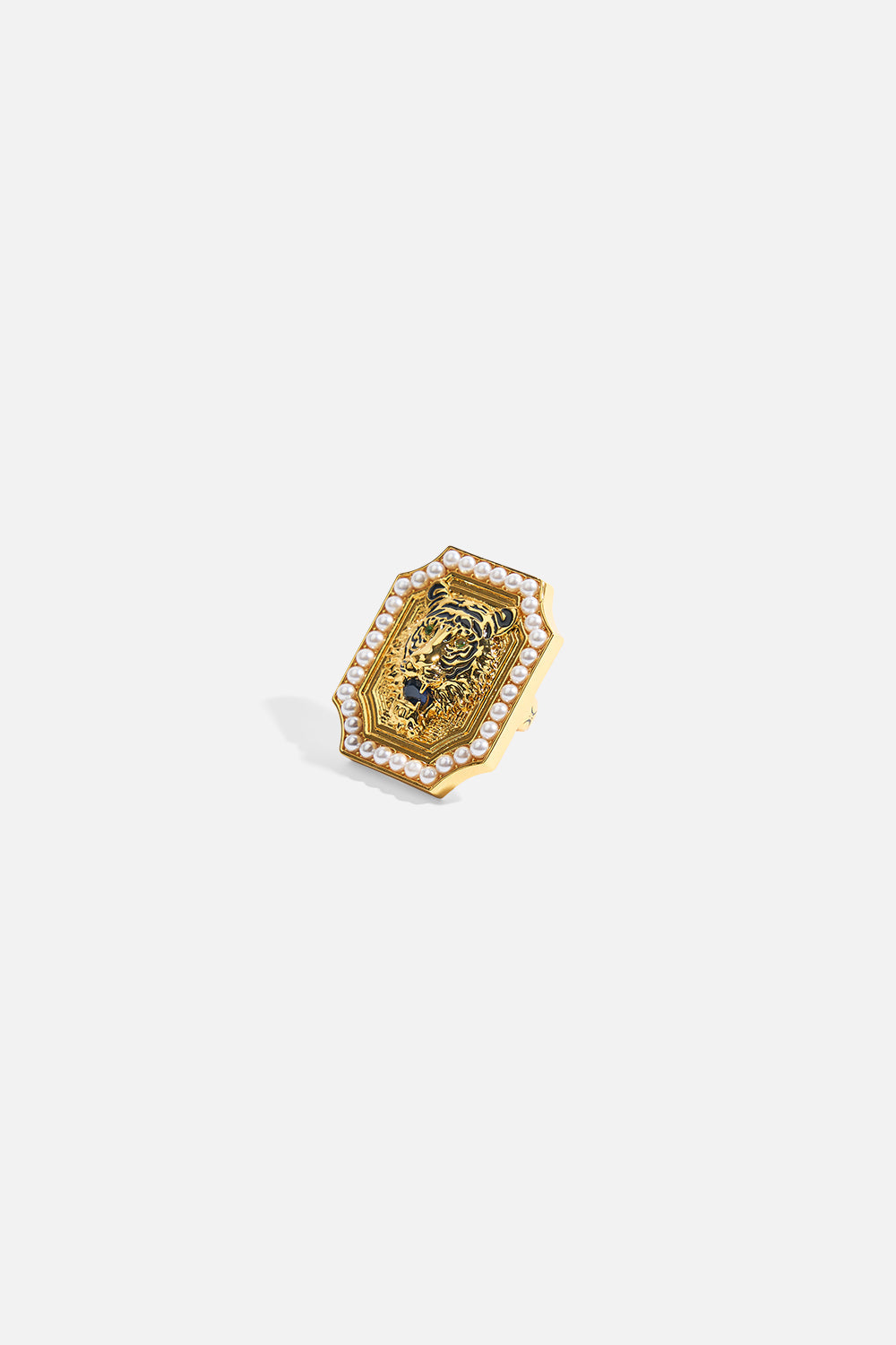 UN ANILLO DORADO CON CABEZA DE JAGGI, DECLARACIÓN EN ESPAÑOL