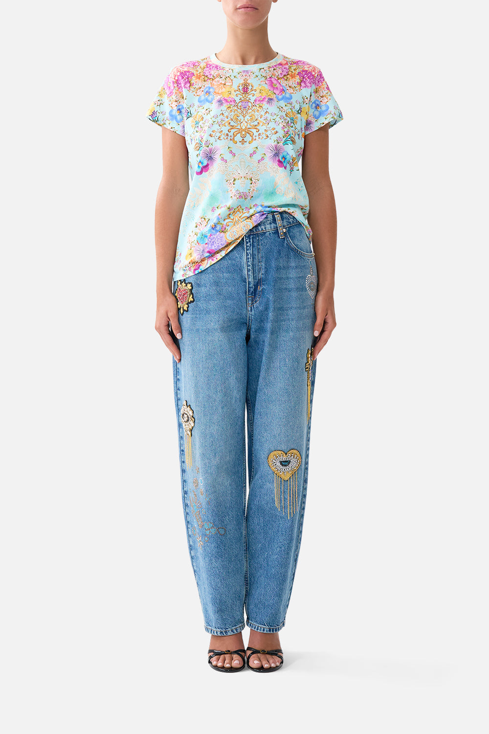 CAMISETA CUELLO REDONDO CORTE AJUSTADO ESTAMPADO BAZAAR BLOOMS