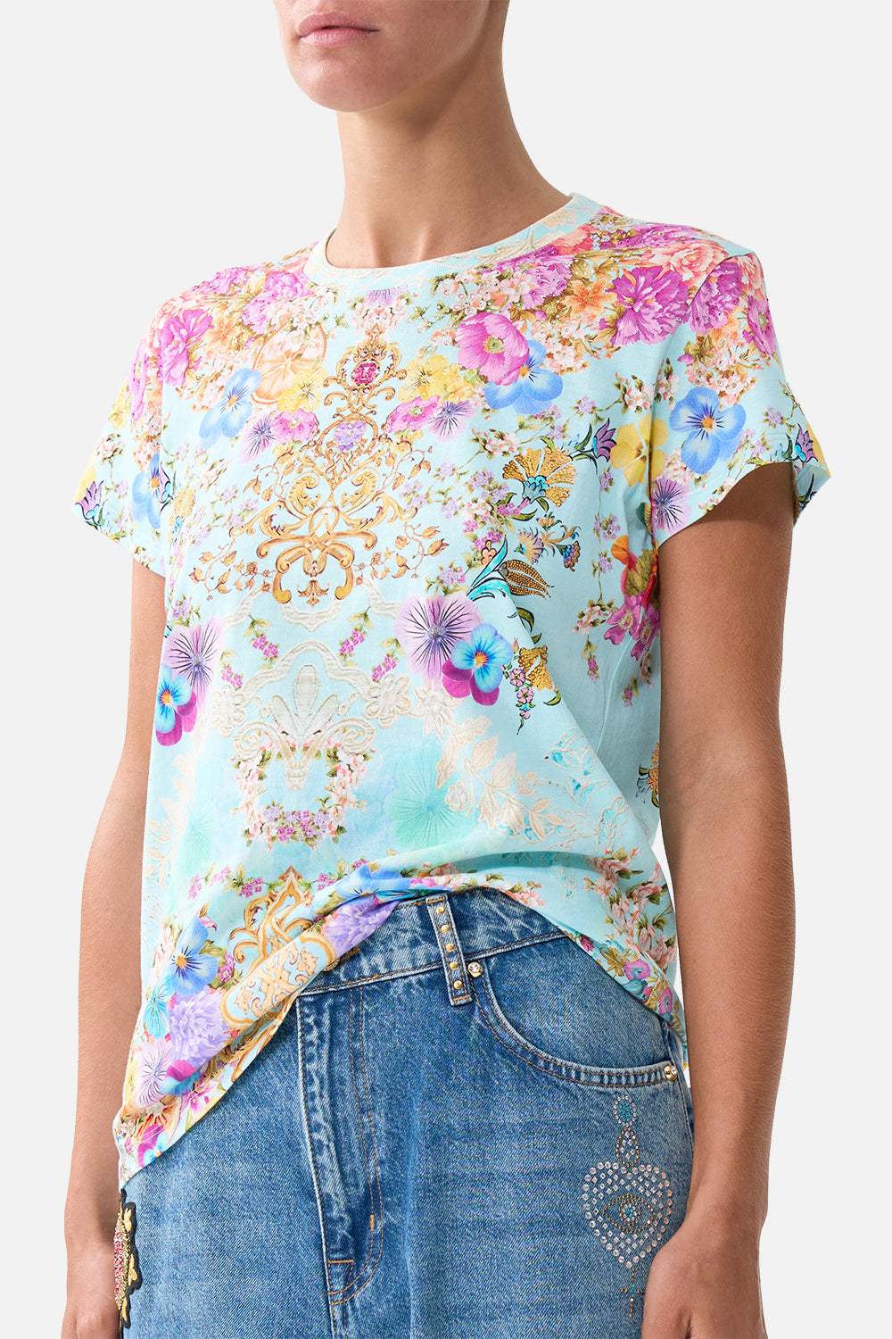 CAMISETA CUELLO REDONDO CORTE AJUSTADO ESTAMPADO BAZAAR BLOOMS