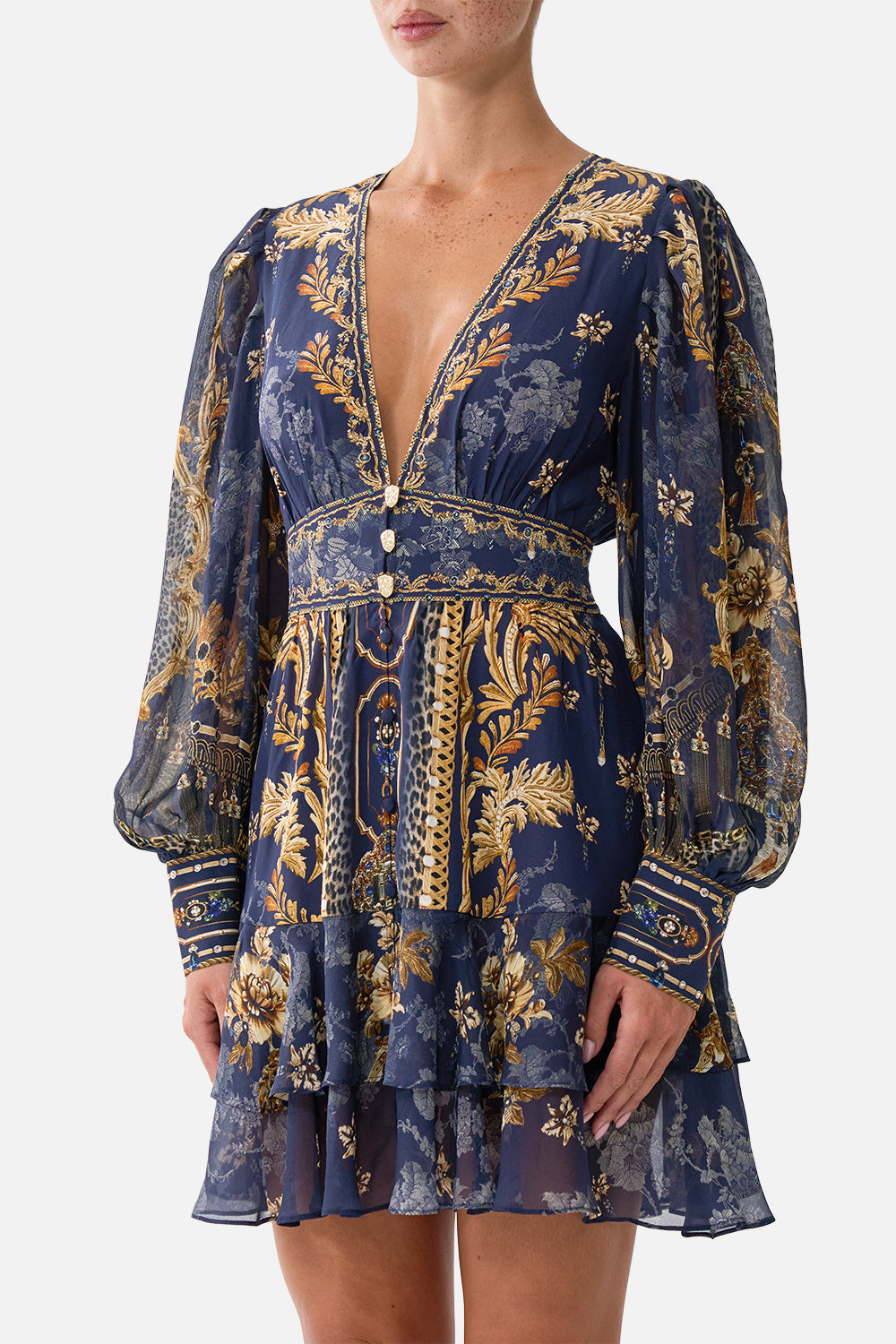 VESTIDO CON VOLANTES ABOTONADO CUBIERTO DE BARROCO
