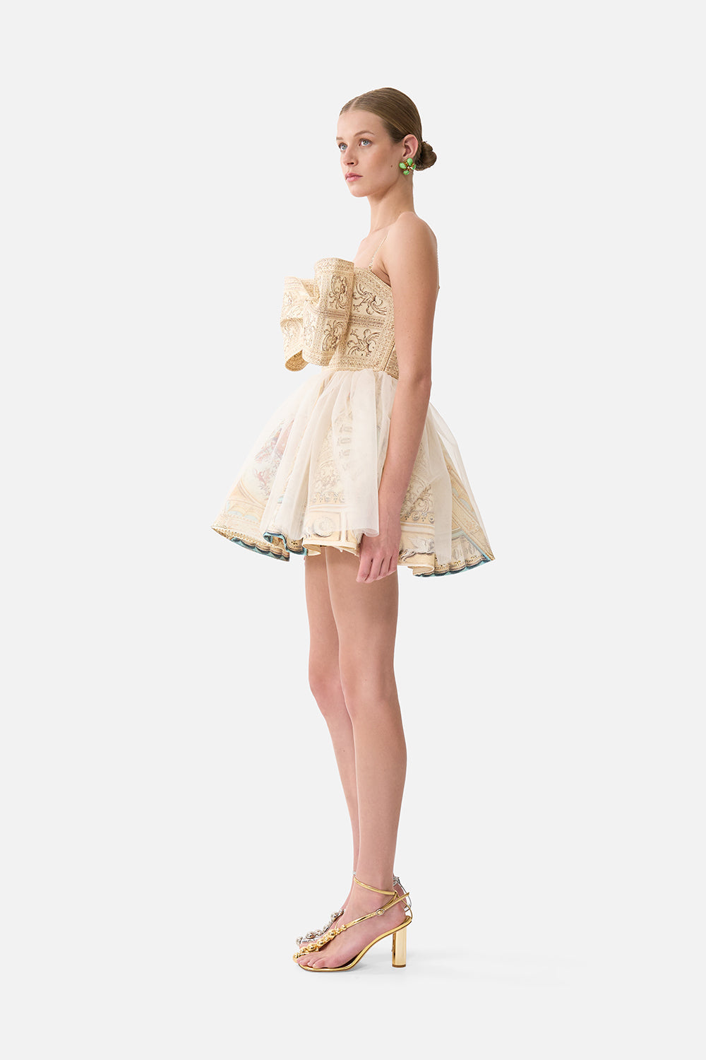 VESTIDO CORTO CON LAZO, UN ENCANTO ÍNTIMO