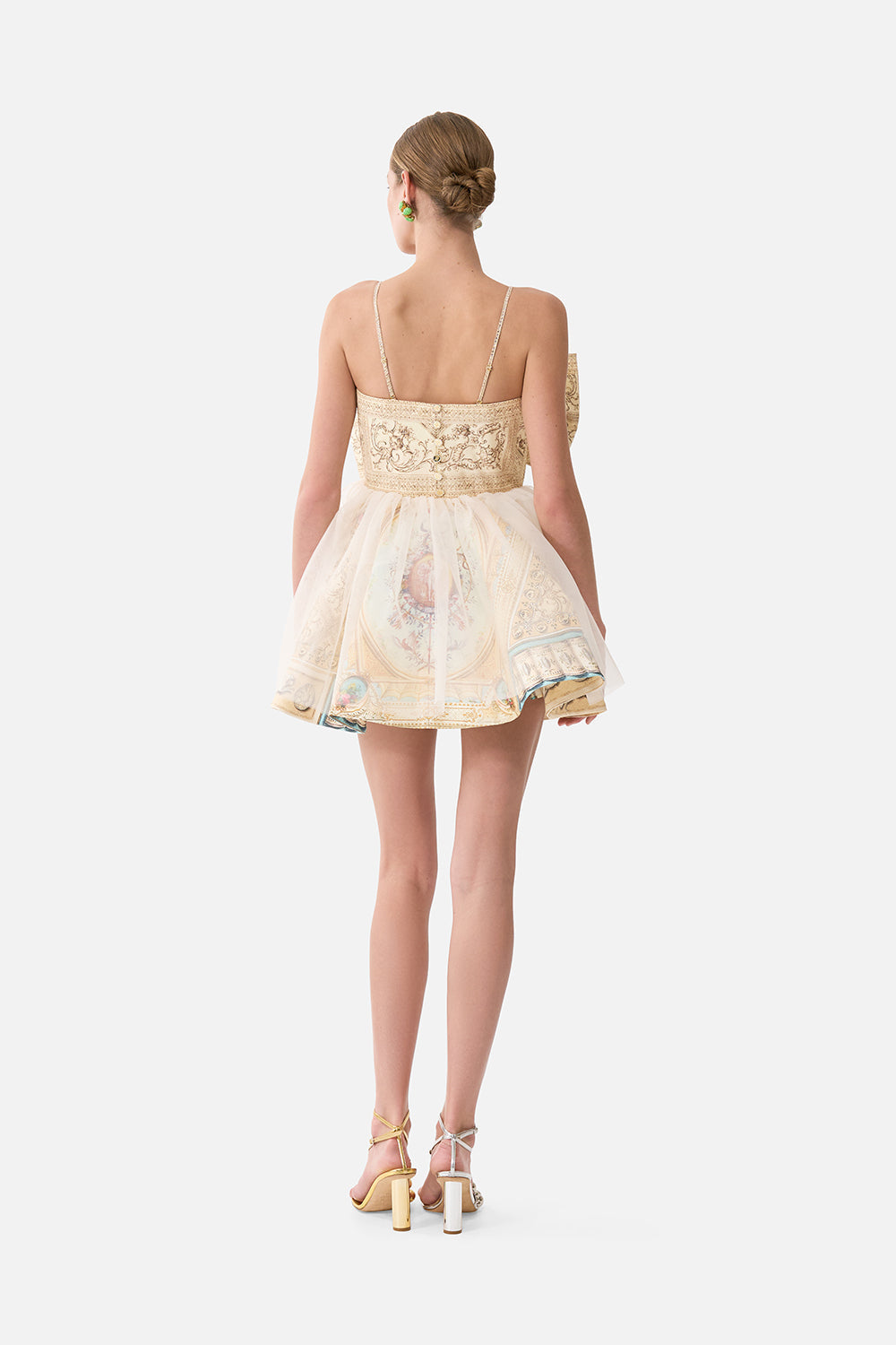 VESTIDO CORTO CON LAZO, UN ENCANTO ÍNTIMO