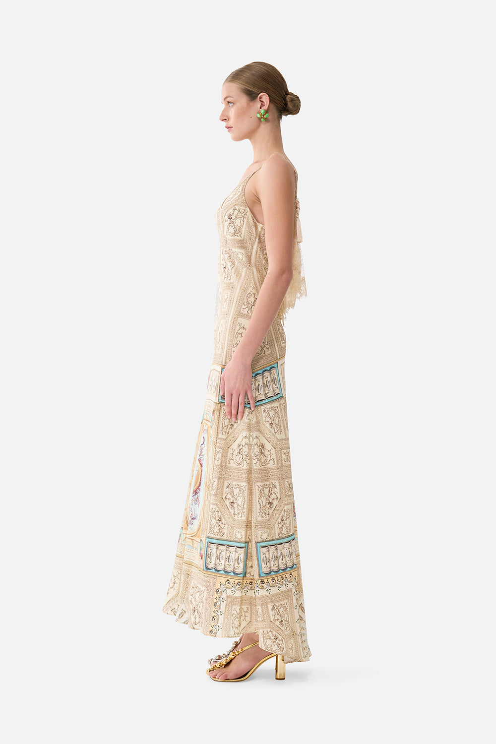 VESTIDO LENCERO AL BIES CON CUELLO EN V Y VOLANTE TRASERO UN BOUDOIR QUERIDO