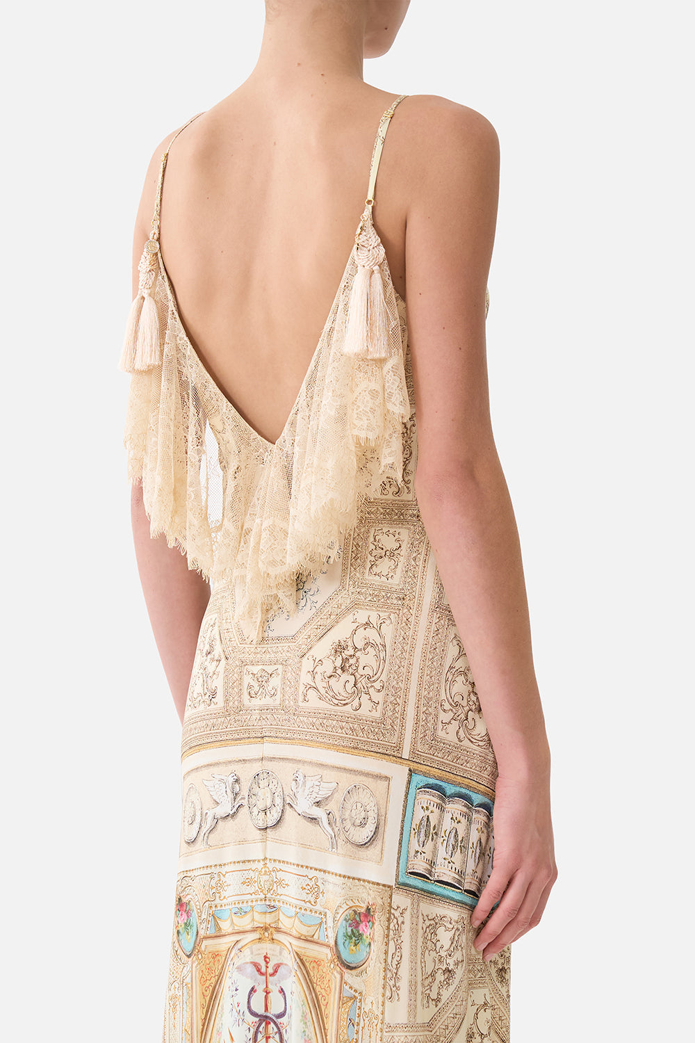 VESTIDO LENCERO AL BIES CON CUELLO EN V Y VOLANTE TRASERO UN BOUDOIR QUERIDO
