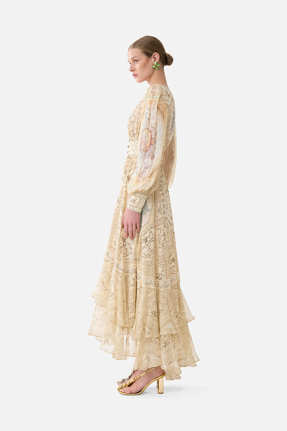 VESTIDO LARGO CON BOTONES DELANTEROS UN TOCADOR MUY APRECIADO