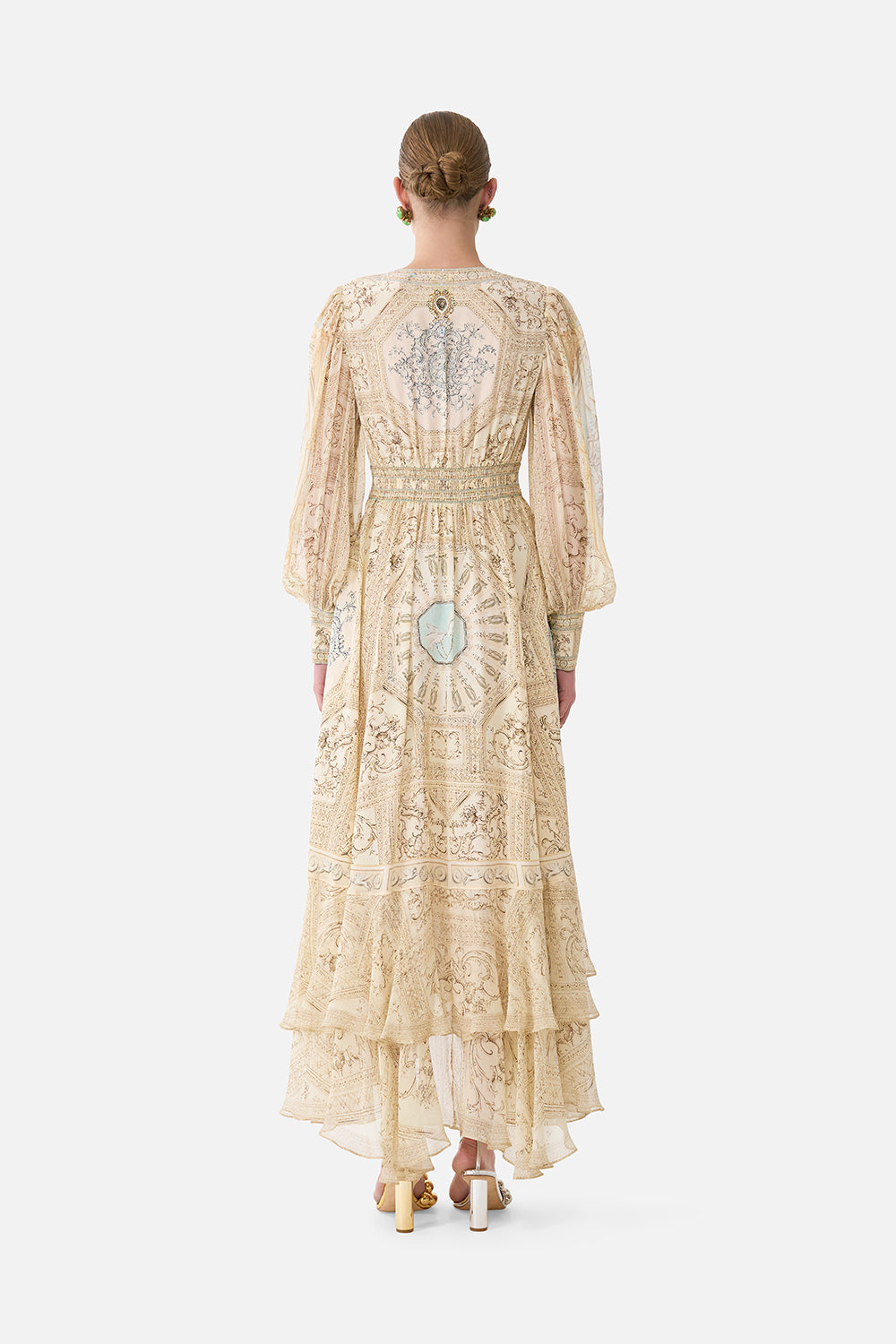 VESTIDO LARGO CON BOTONES DELANTEROS UN TOCADOR MUY APRECIADO