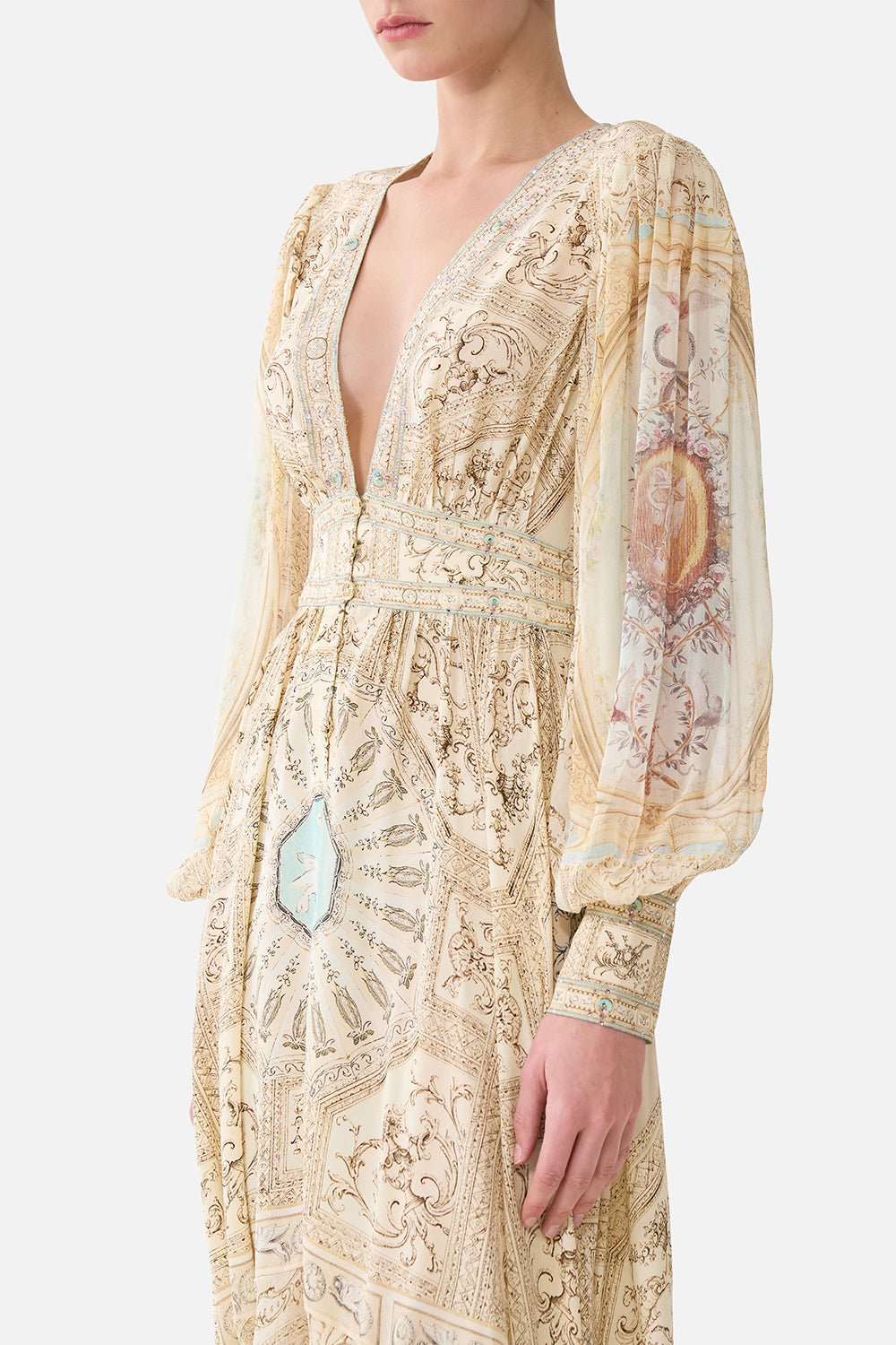 VESTIDO LARGO CON BOTONES DELANTEROS UN TOCADOR MUY APRECIADO