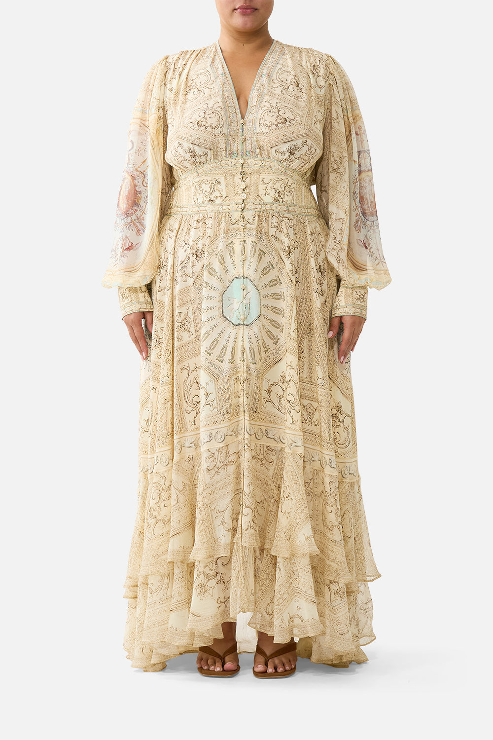 VESTIDO LARGO CON BOTONES DELANTEROS UN TOCADOR MUY APRECIADO