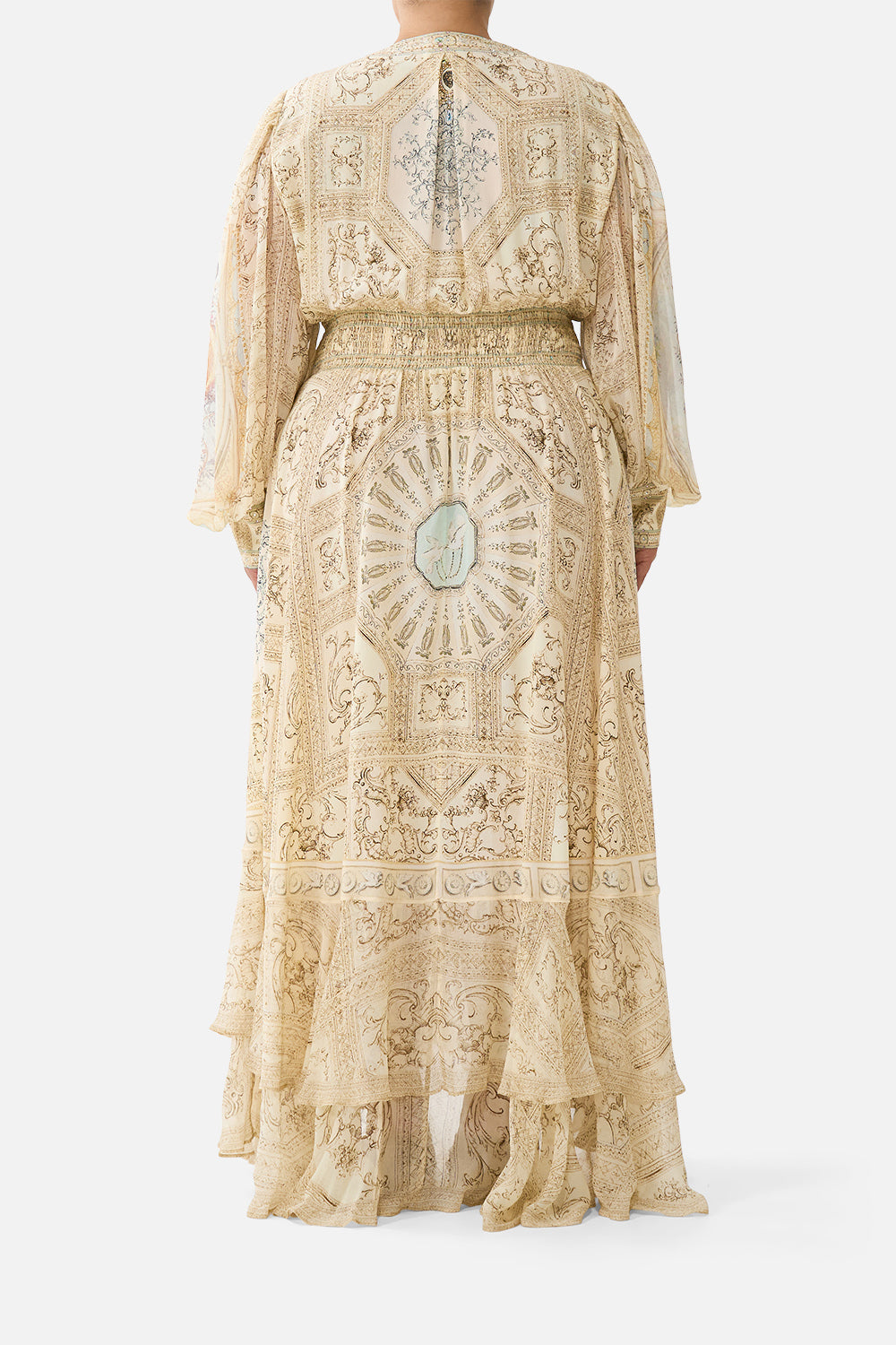 VESTIDO LARGO CON BOTONES DELANTEROS UN TOCADOR MUY APRECIADO