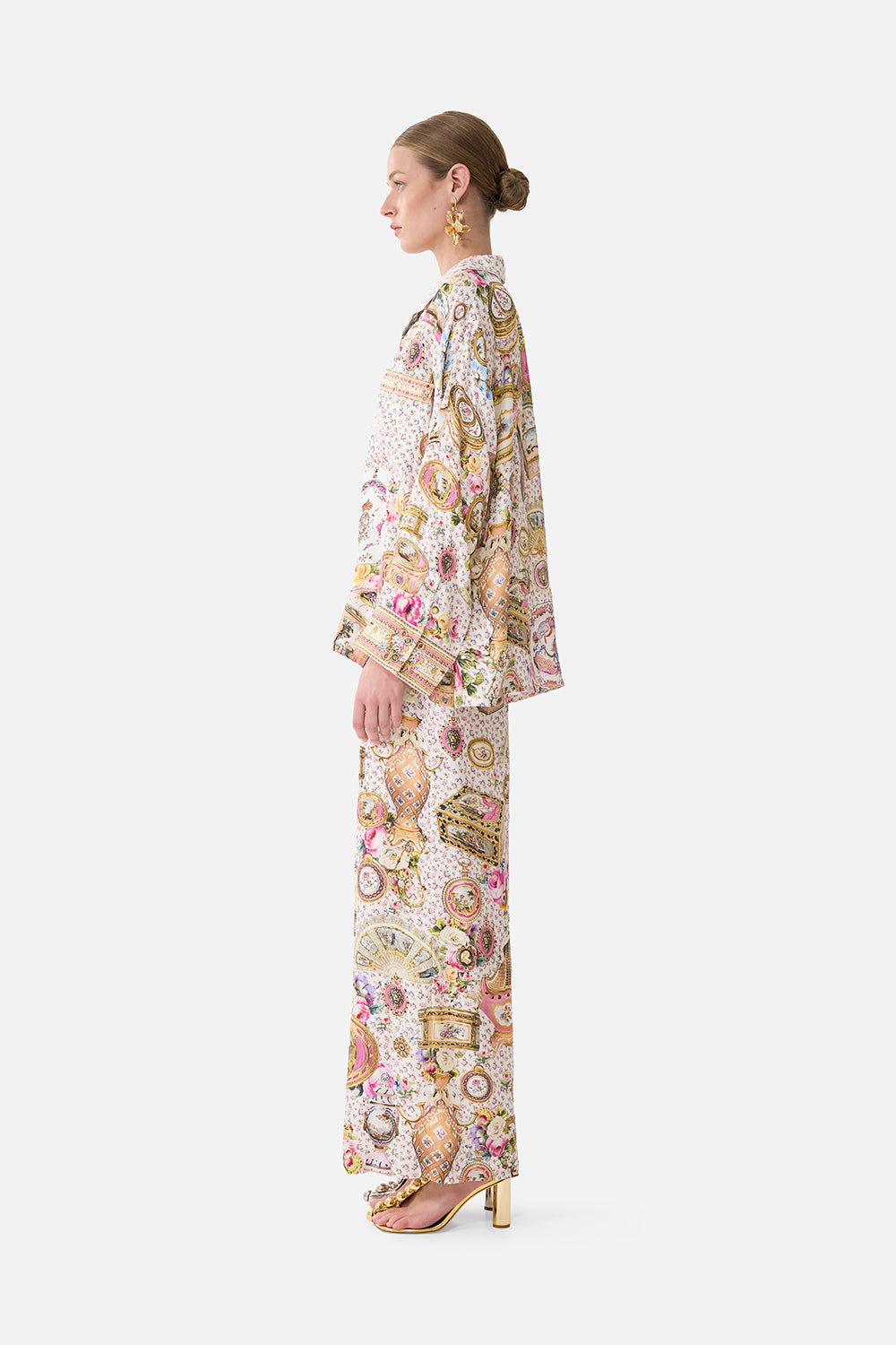 PANTALÓN DE CINTURA ANCHA EN EL CORAZÓN DEL ARTE