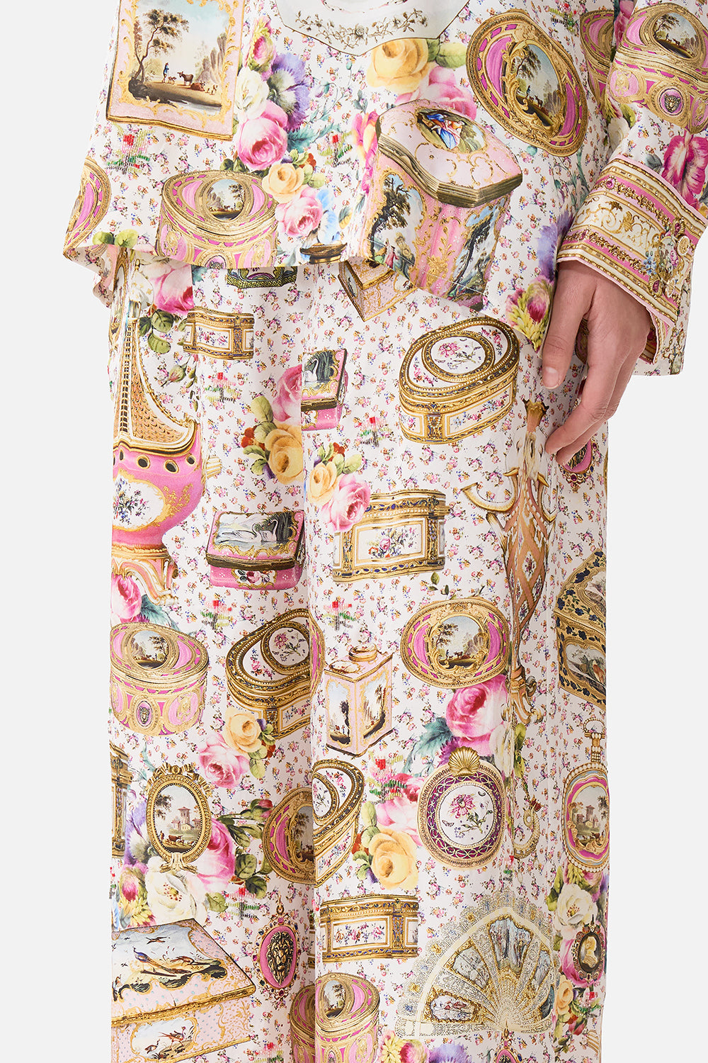 PANTALÓN DE CINTURA ANCHA EN EL CORAZÓN DEL ARTE