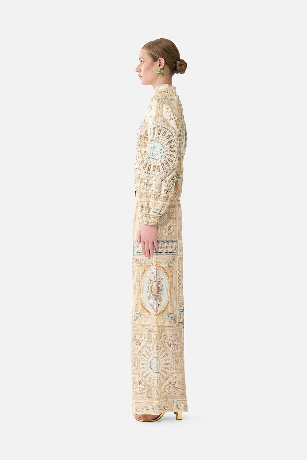 PANTALÓN DE PERNERA ANCHA CON CINTURA ALTA, UN FAVORITO PARA EL TOCADOR