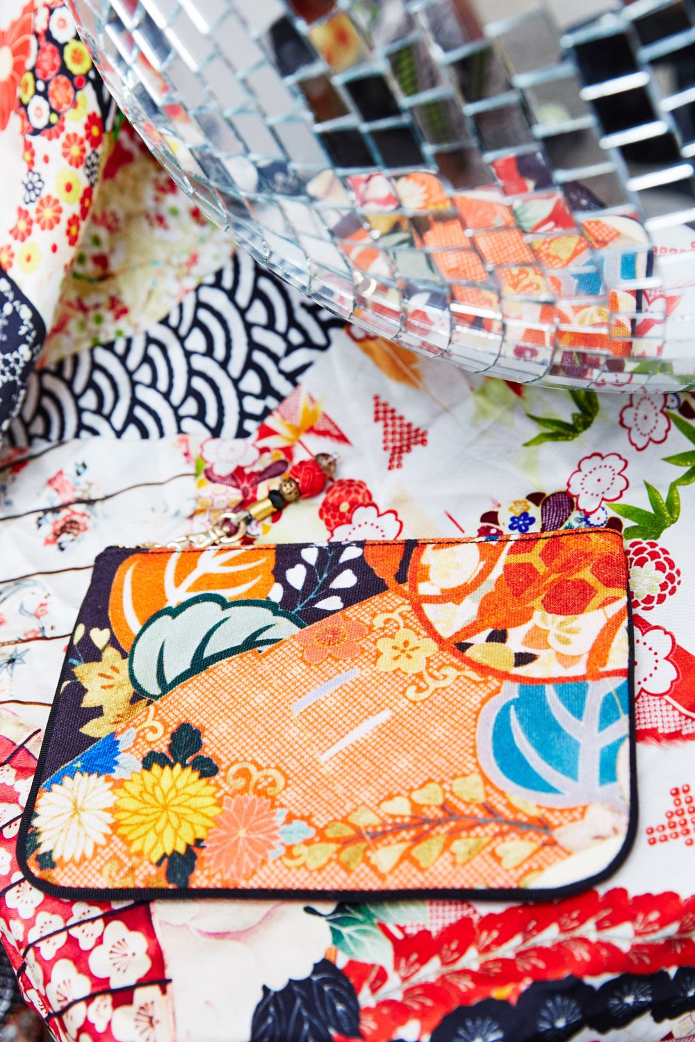 CAMILLA KISSING THE SUN COIN AND PHONE PURSE