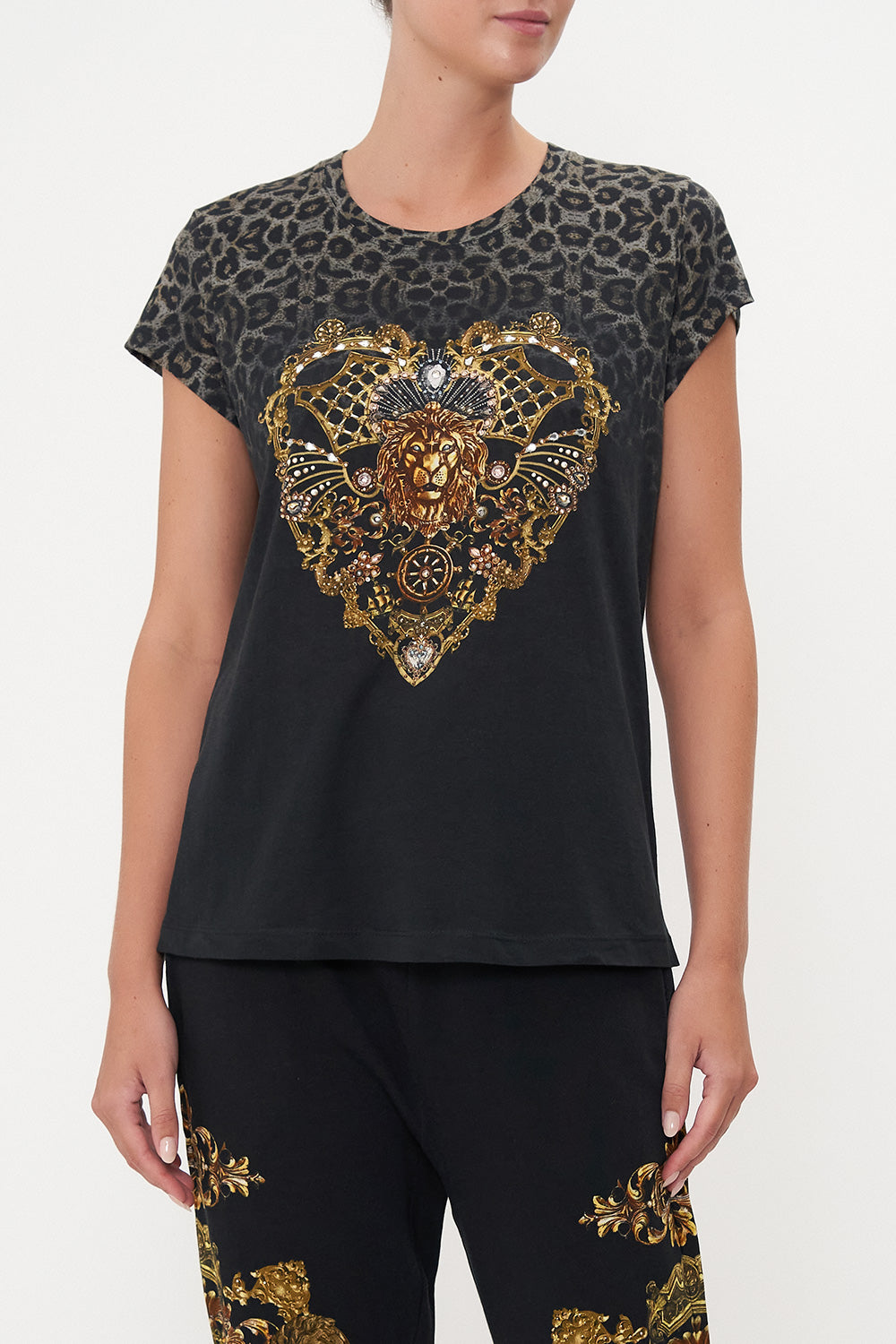 CURVED HEM FITTED TEE SHADOWS OF ARMADA LOUNGE