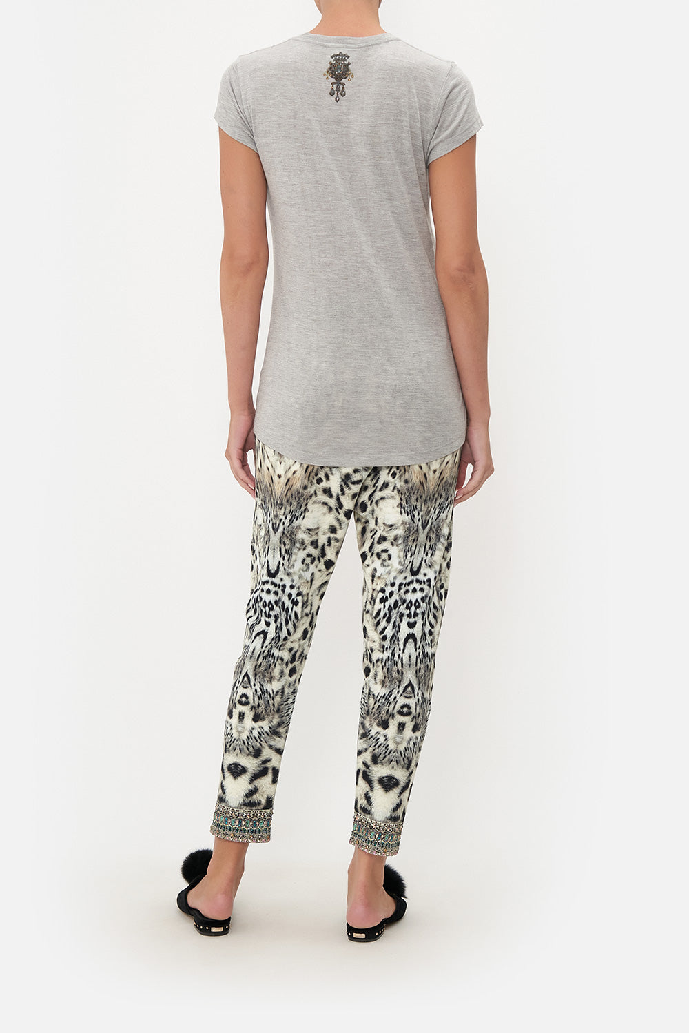 CURVED HEM FITTED TEE SNOW WHISPERS LOUNGE