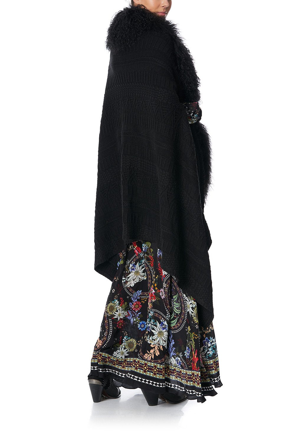 SHEARLING CAPE PAVED IN PAISLEY