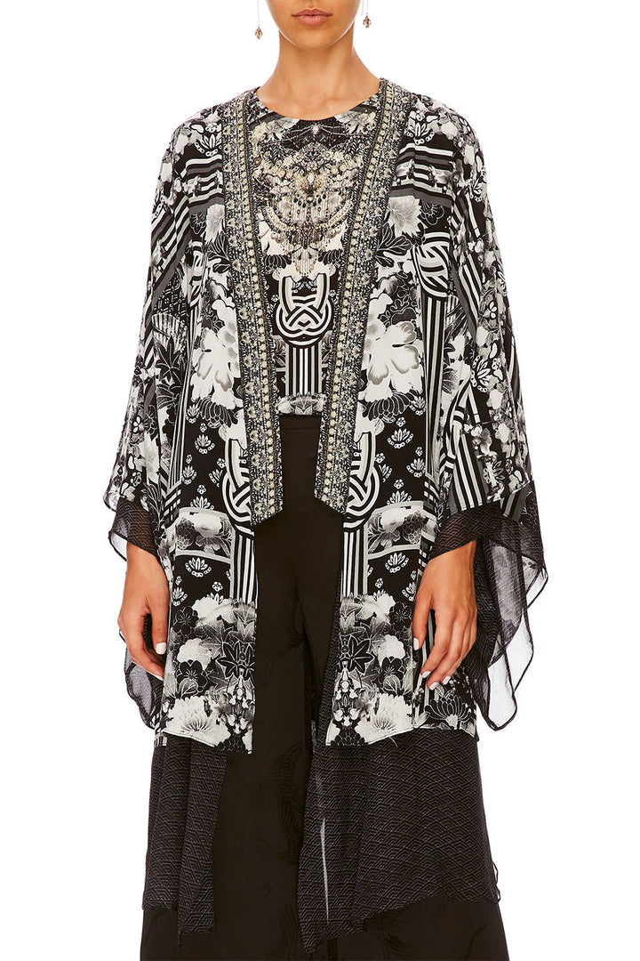 KIMONO WITH LONG UNDERLAY BEHIND CLOSED DOORS main image 0