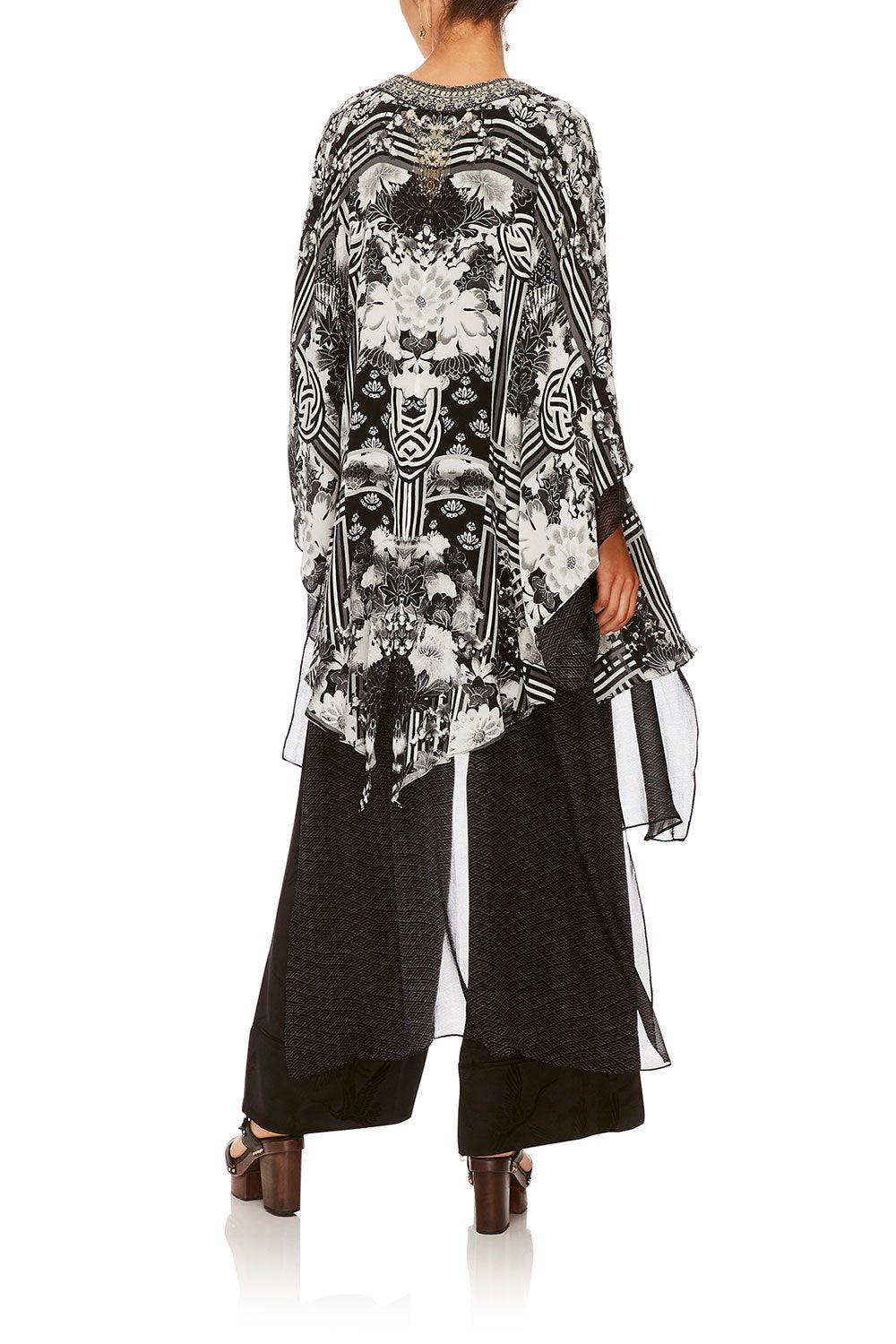 KIMONO WITH LONG UNDERLAY BEHIND CLOSED DOORS main image 1