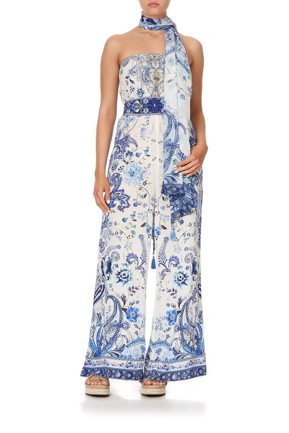 LONG SCARF TALKING ABOUT A REVOLUTION