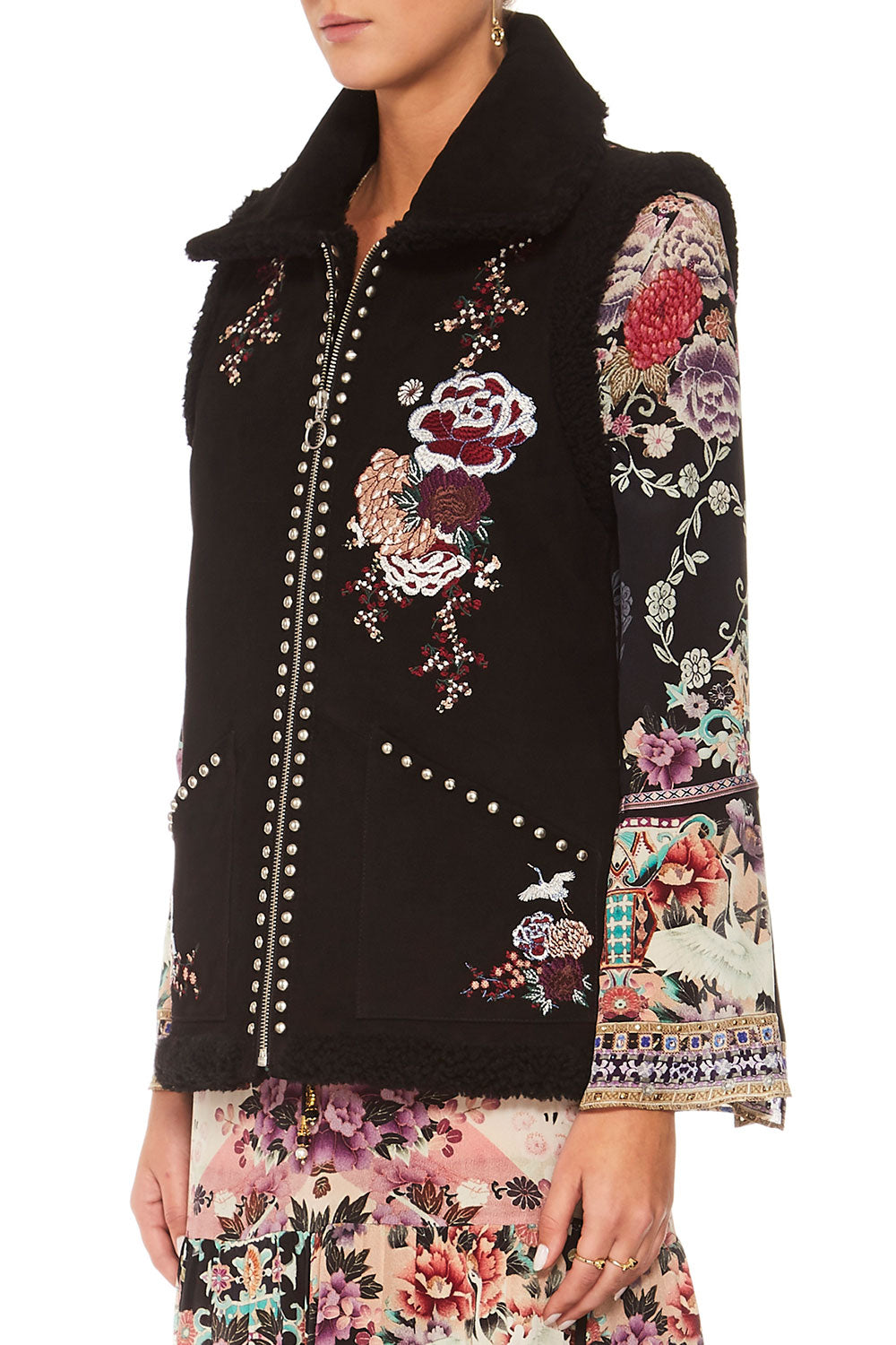 CAMILLA NIGHTS WITH HER SHEARLING WAISTCOAT W POCKETS